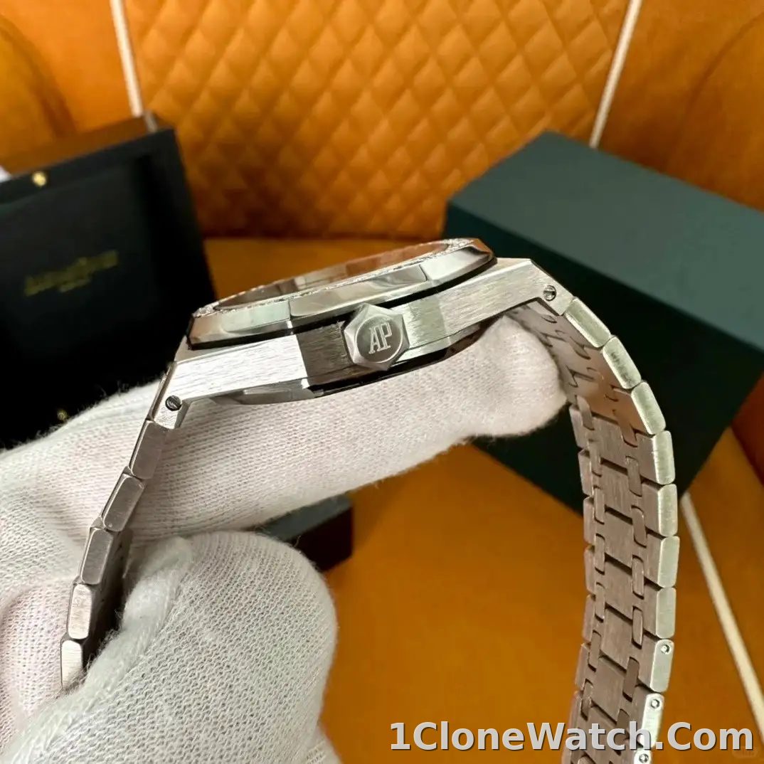 Audemars Piguet Royal Oak Selfwinding Black 15451ST.ZZ.1256ST.01 - detail