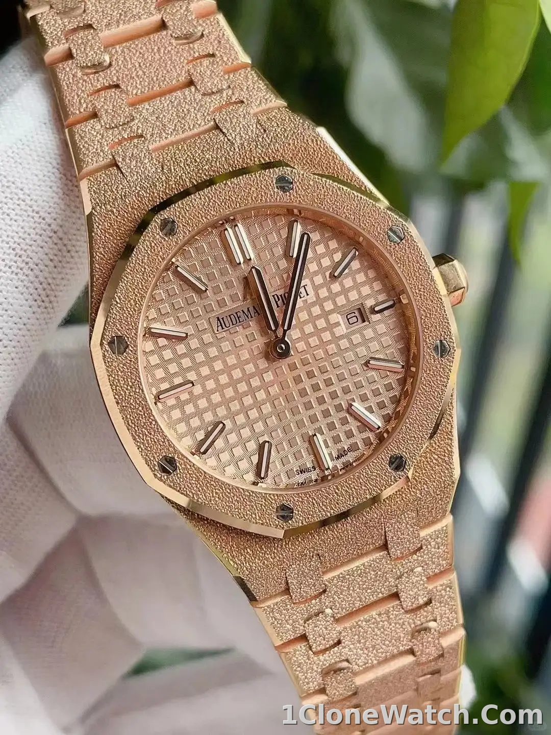 Audemars Piguet Royal Oak Frosted Gold Quartz Gold 67653OR.GG.1263OR.02 - detail