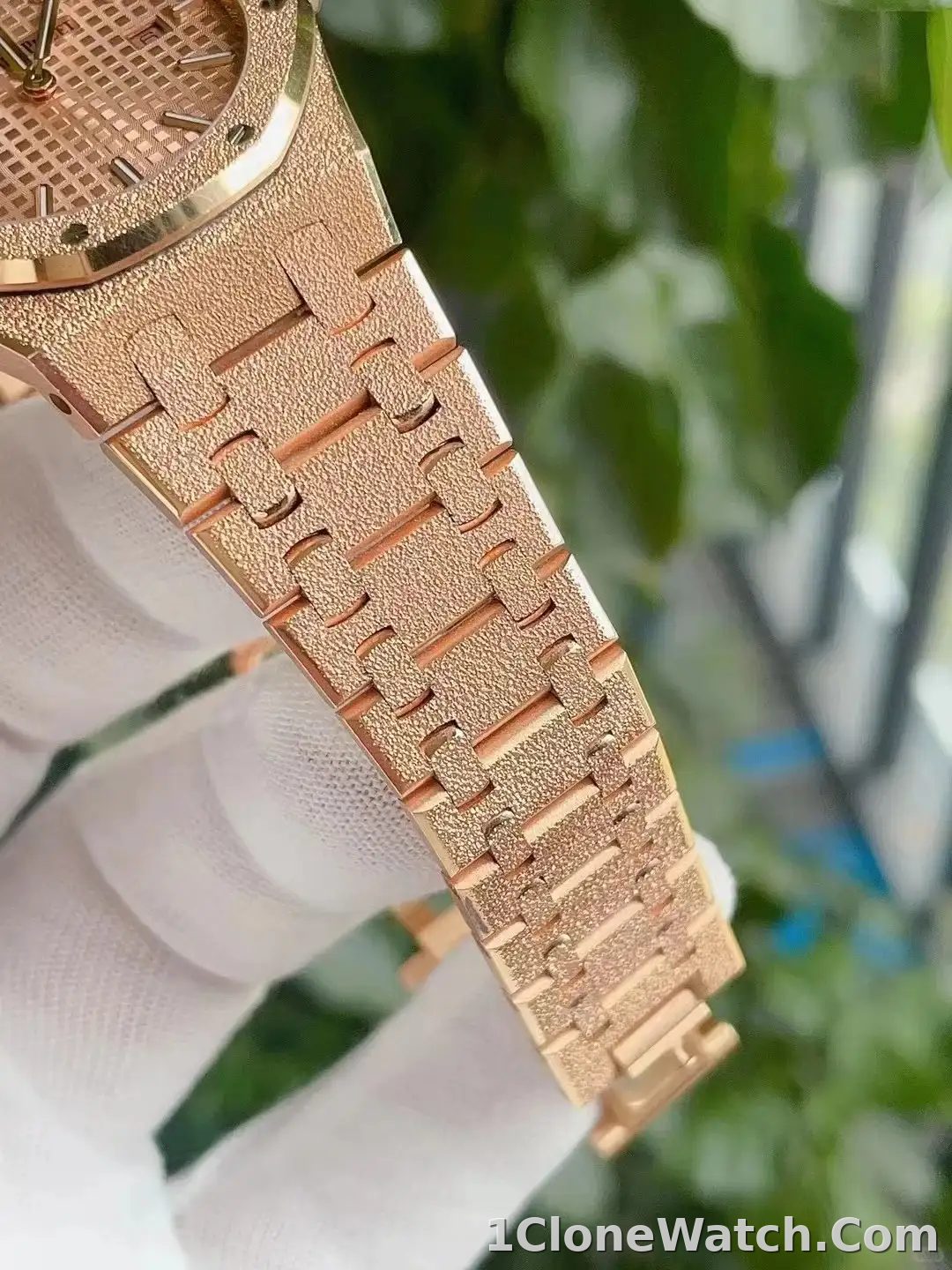 Audemars Piguet Royal Oak Frosted Gold Quartz Gold 67653OR.GG.1263OR.02 - detail