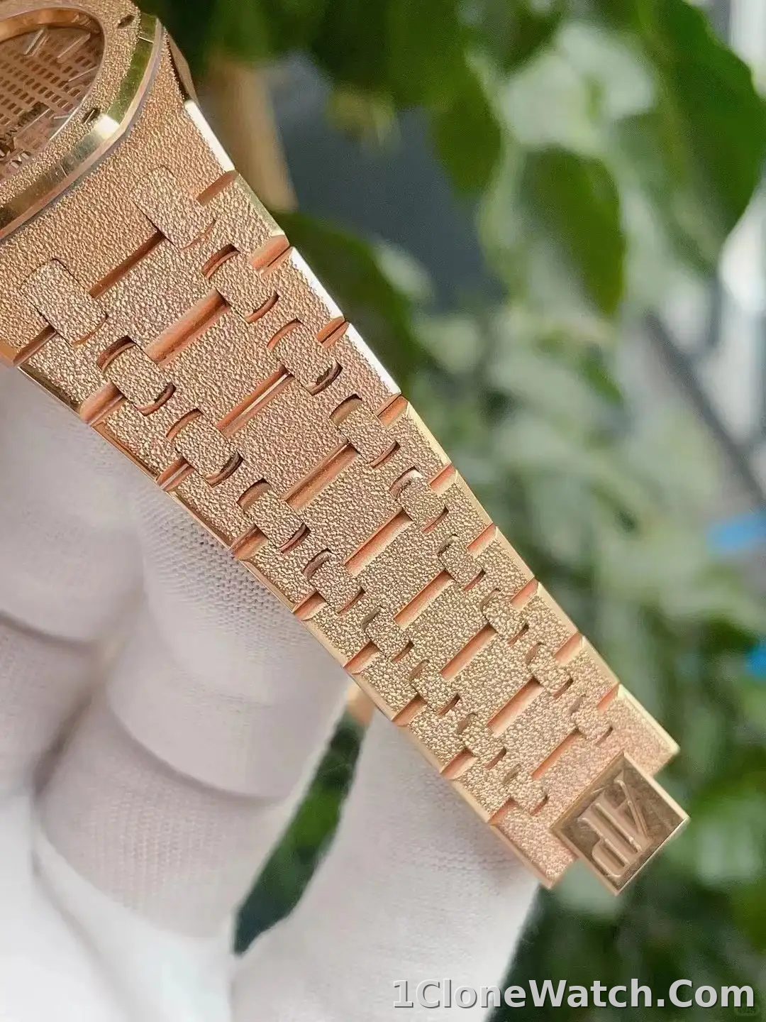 Audemars Piguet Royal Oak Frosted Gold Quartz Gold 67653OR.GG.1263OR.02 - detail