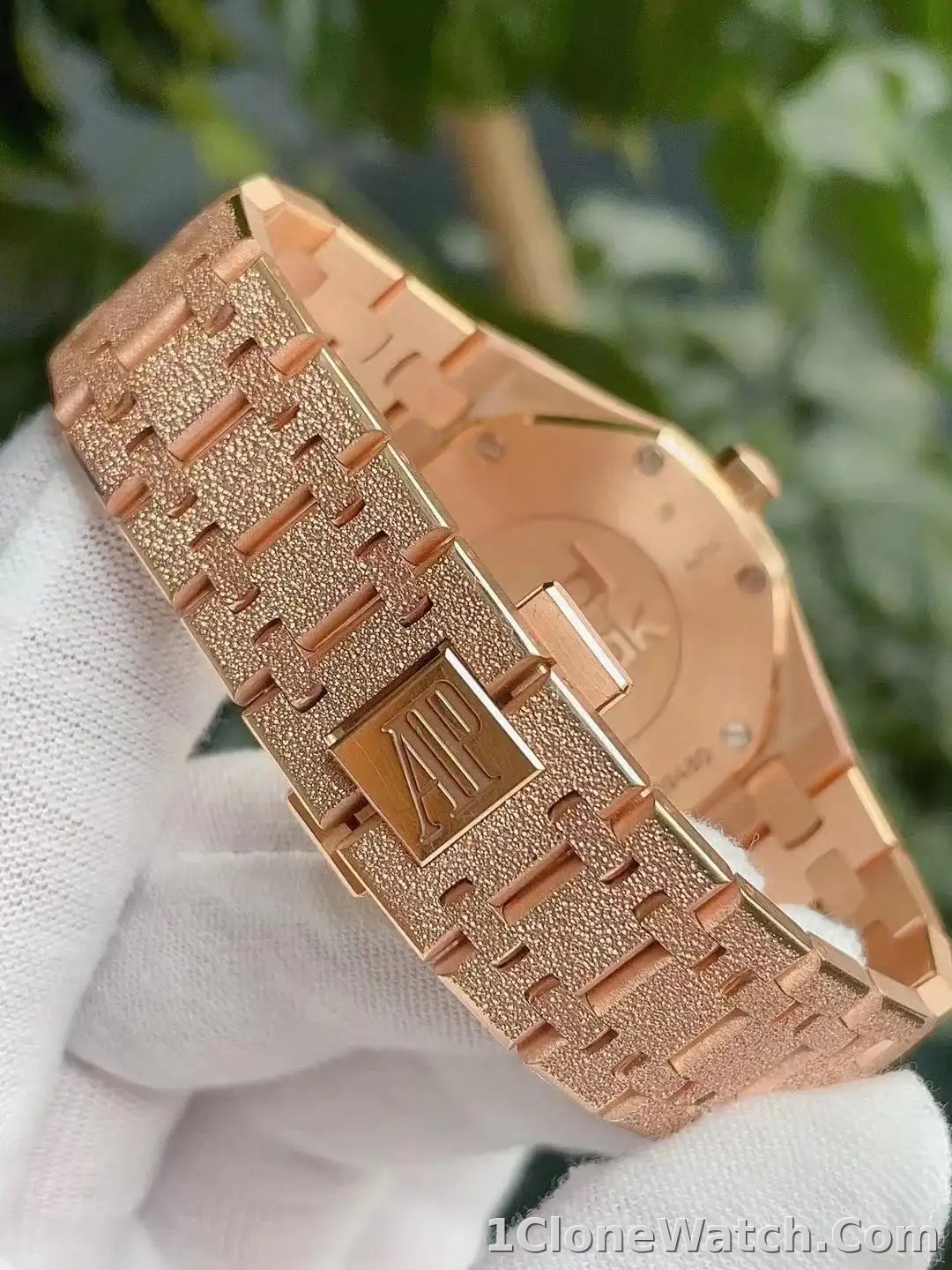 Audemars Piguet Royal Oak Frosted Gold Quartz Gold 67653OR.GG.1263OR.02 - detail