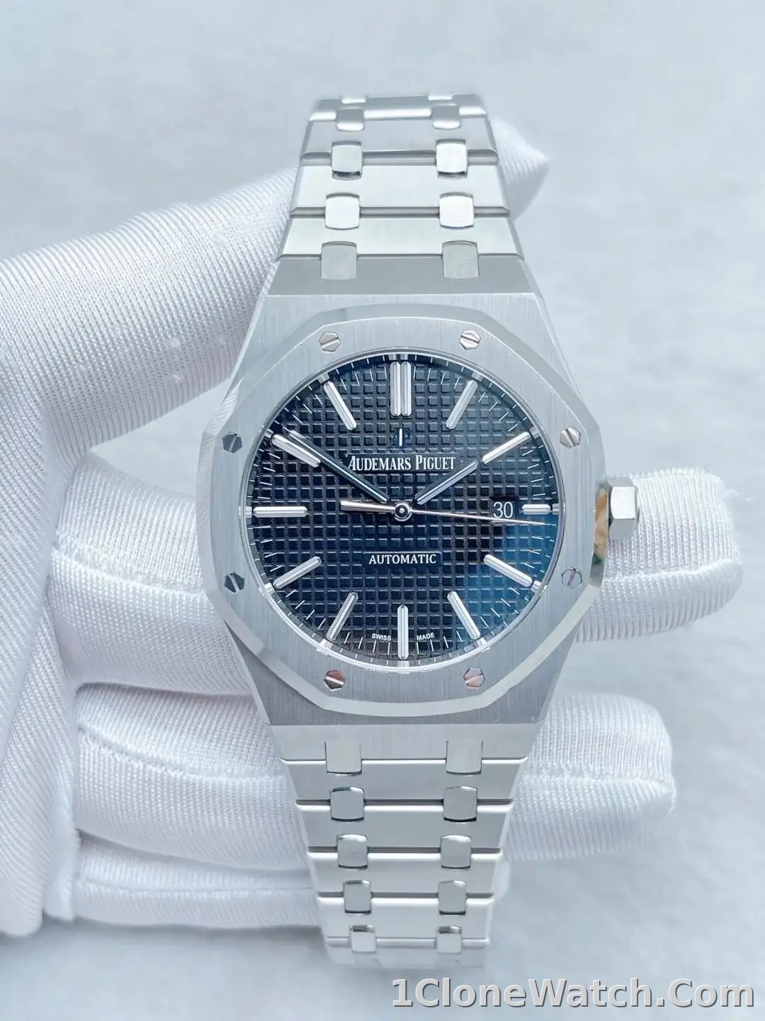 Audemars Piguet Royal Oak Selfwinding Blue 15400ST.OO.1220ST.03 - detail