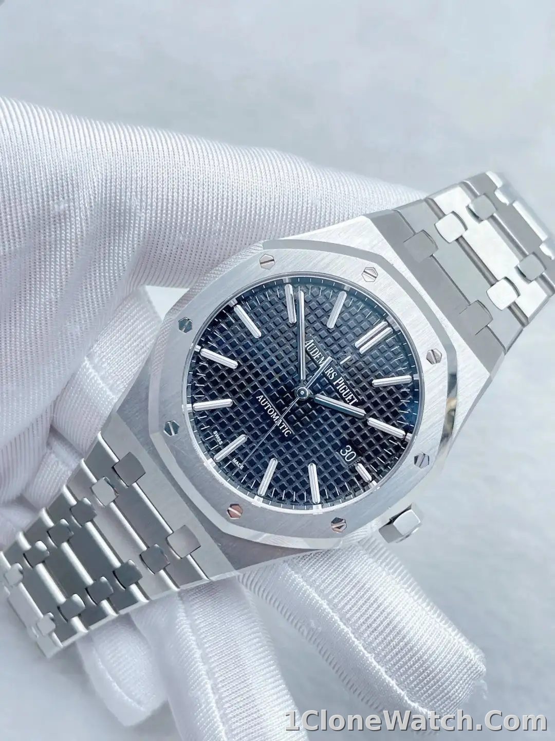 Audemars Piguet Royal Oak Selfwinding Blue 15400ST.OO.1220ST.03 - detail
