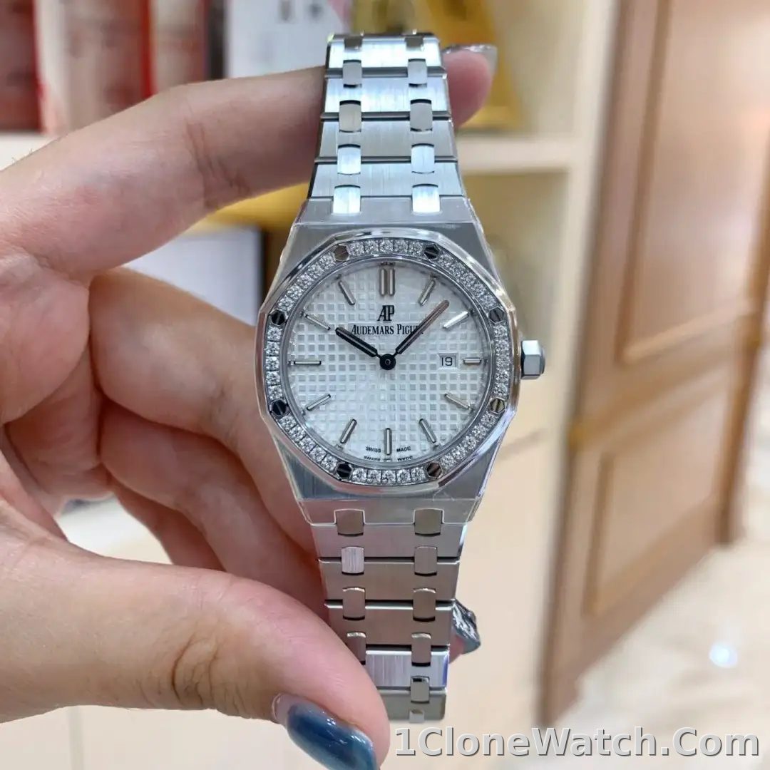Audemars Piguet Royal Oak Quartz Silver 67651ST.ZZ.1261ST.01 - detail