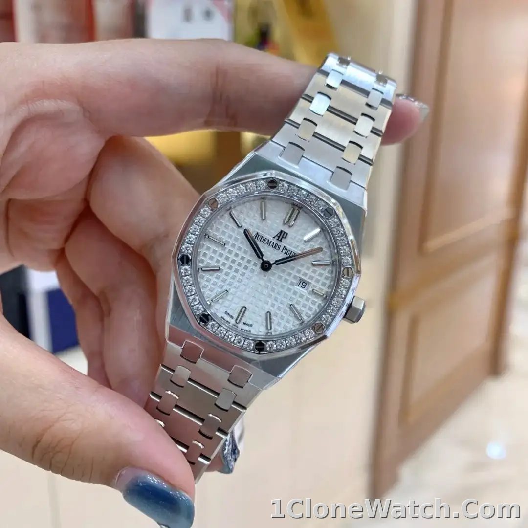 Audemars Piguet Royal Oak Quartz Silver 67651ST.ZZ.1261ST.01 - detail