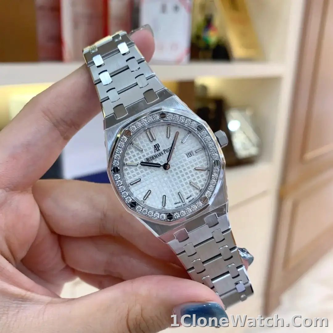 Audemars Piguet Royal Oak Quartz Silver 67651ST.ZZ.1261ST.01 - detail