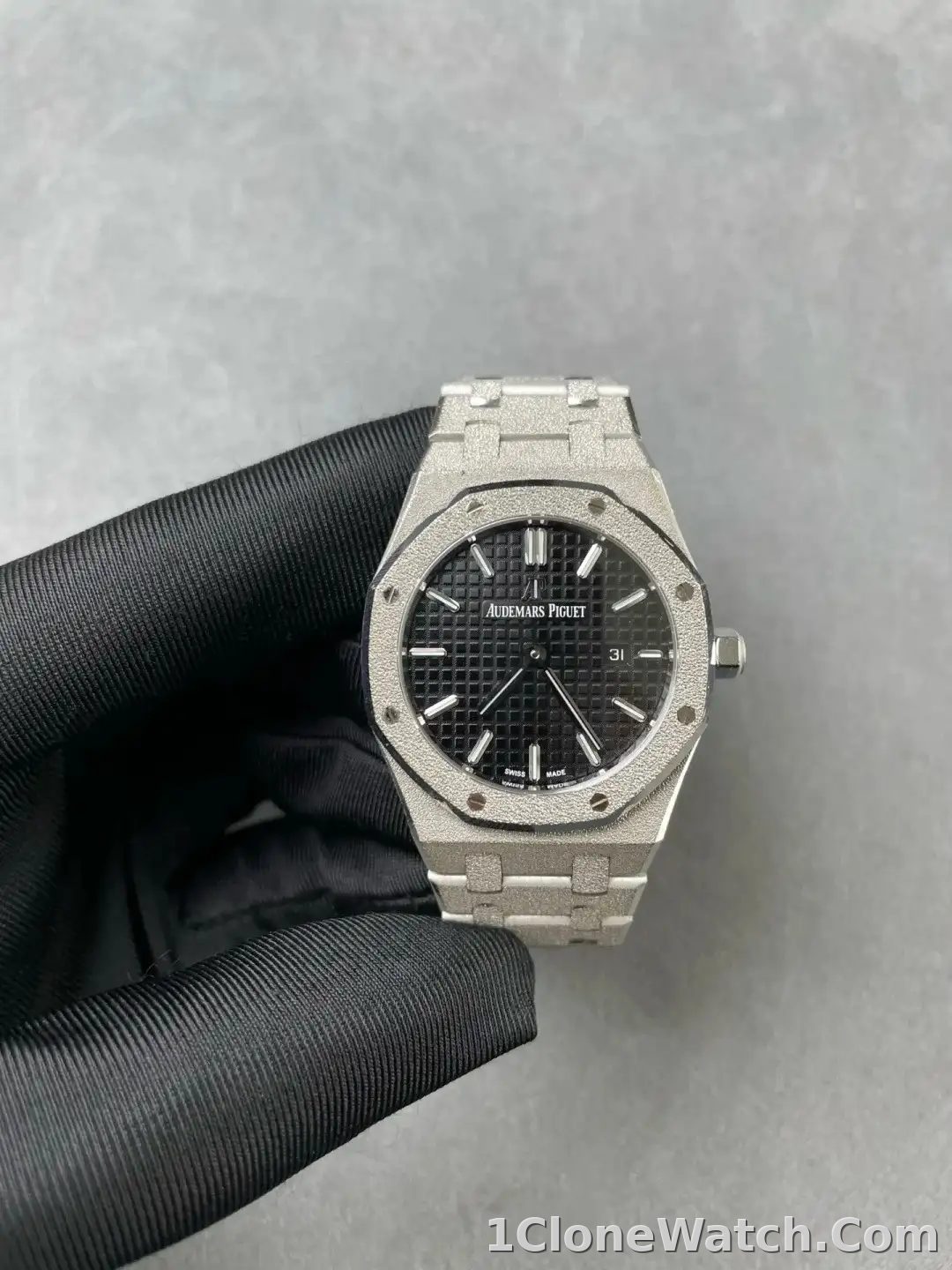 Audemars Piguet Royal Oak Frosted Gold Quartz Black 67653BC.GG.1263BC.02 - detail