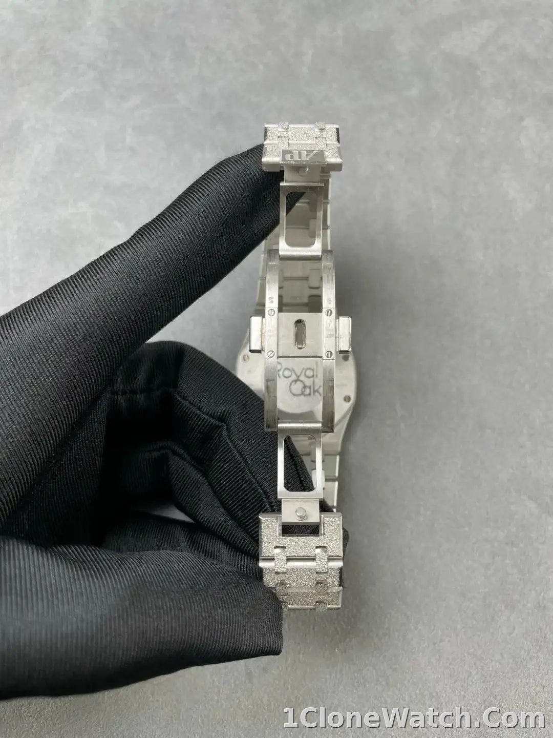 Audemars Piguet Royal Oak Frosted Gold Quartz Black 67653BC.GG.1263BC.02 - detail
