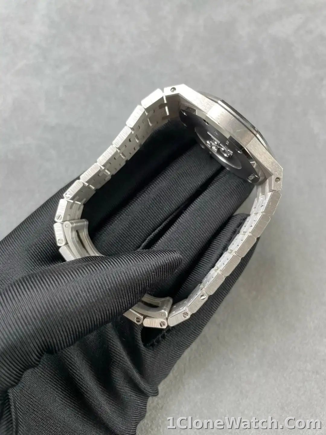 Audemars Piguet Royal Oak Frosted Gold Quartz Black 67653BC.GG.1263BC.02 - detail