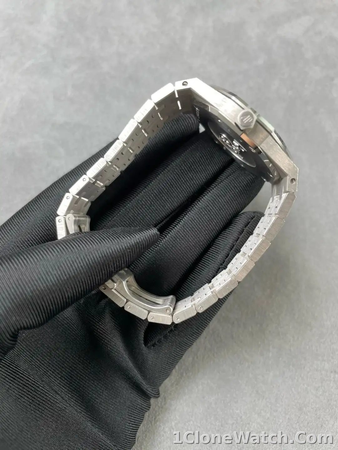 Audemars Piguet Royal Oak Frosted Gold Quartz Black 67653BC.GG.1263BC.02 - detail
