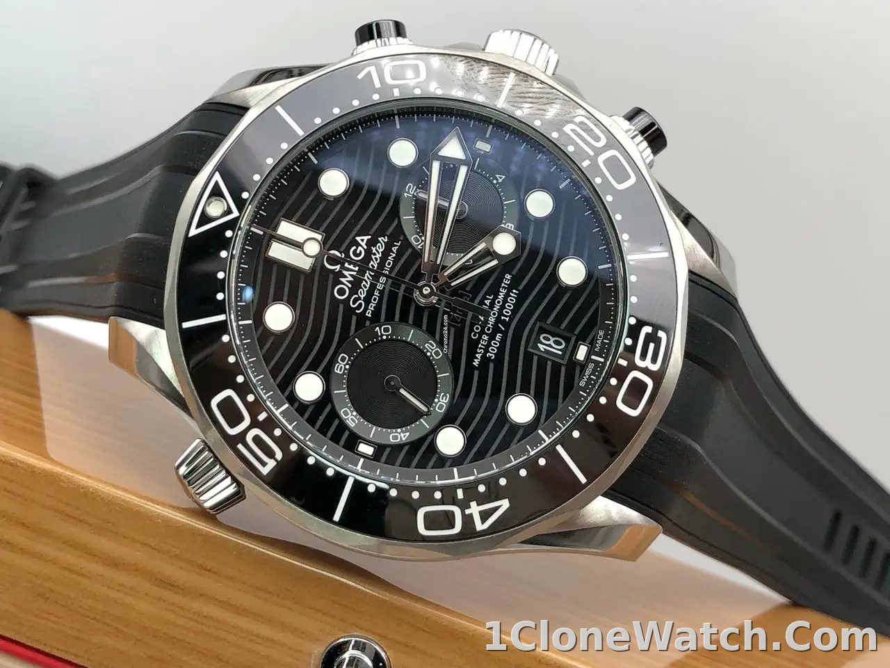 Omega Seamaster Men Automatic Black Rubber Watch O21032445101001 - detail