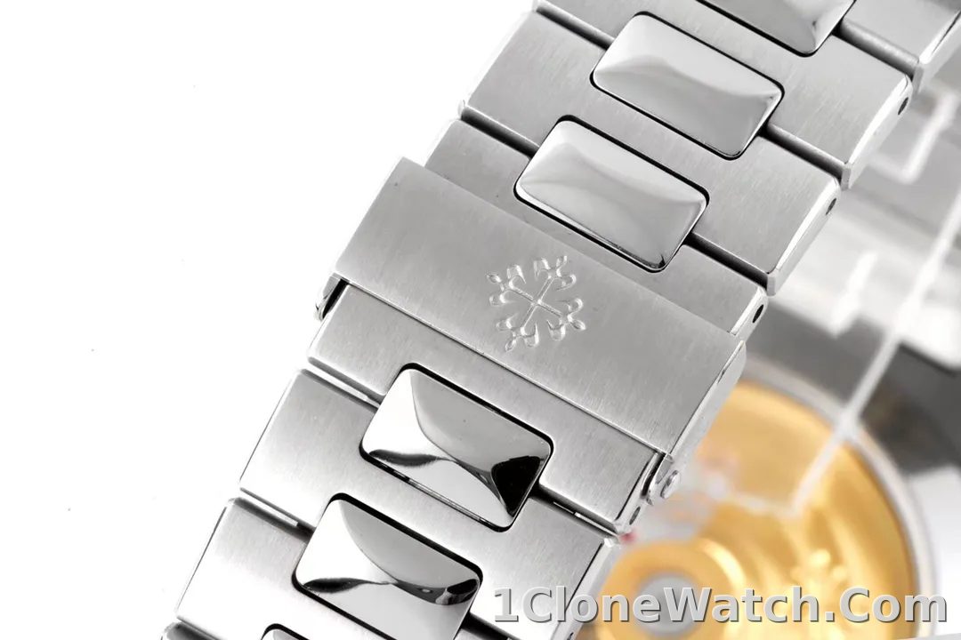 Patek Philippe Nautilus Silver Annual Calendar - detail