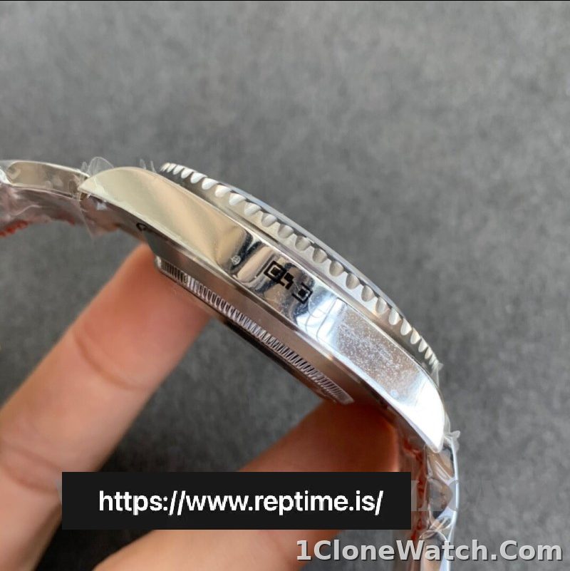 Rolex Submariner 124060 Men Automatic 41MM - detail