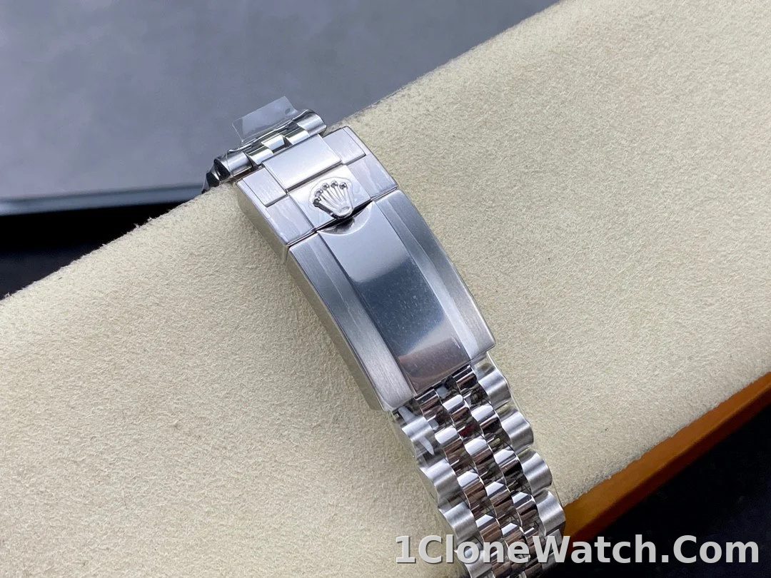 Superclone Rolex GMT-Master II 126710GRNR  Bruce Wayne  Jubilee 2024 - detail