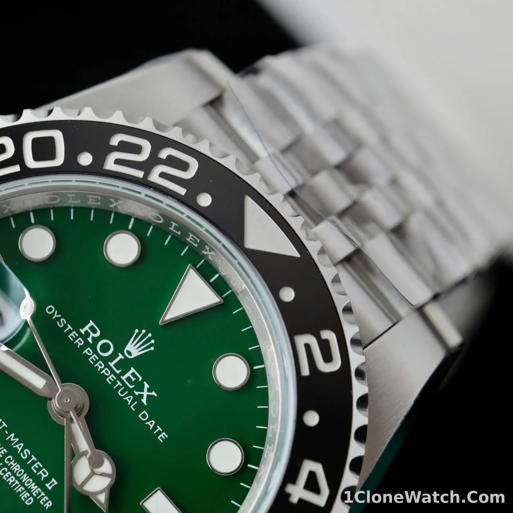 Superclone Rolex GMT-Master II 40 mm 126729VTNR Jubilee “Absinthe” - detail