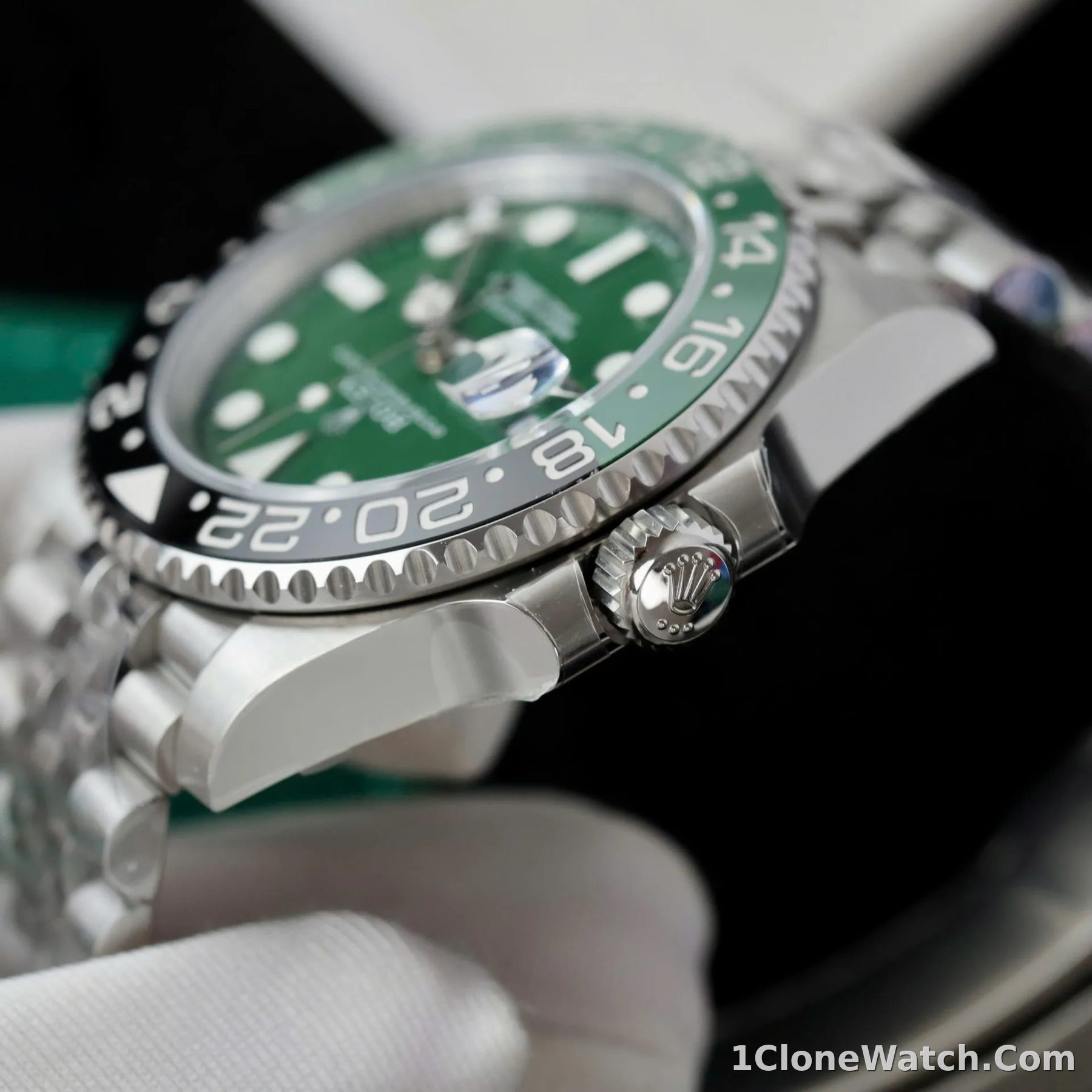 Superclone Rolex GMT-Master II 40 mm 126729VTNR Jubilee “Absinthe” - detail
