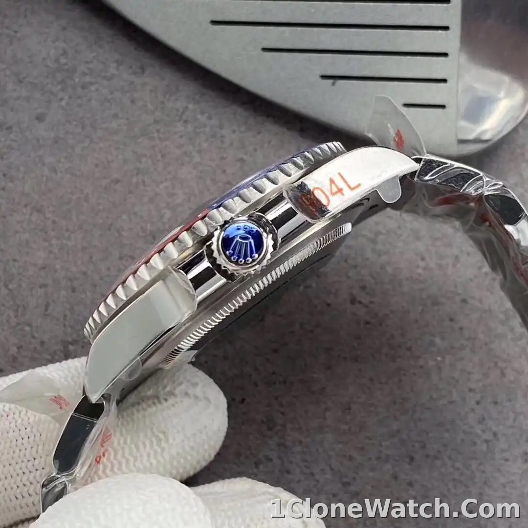 Rolex GMT-Master II 40mm 126710BLRO  Pepsi  Oyster - detail