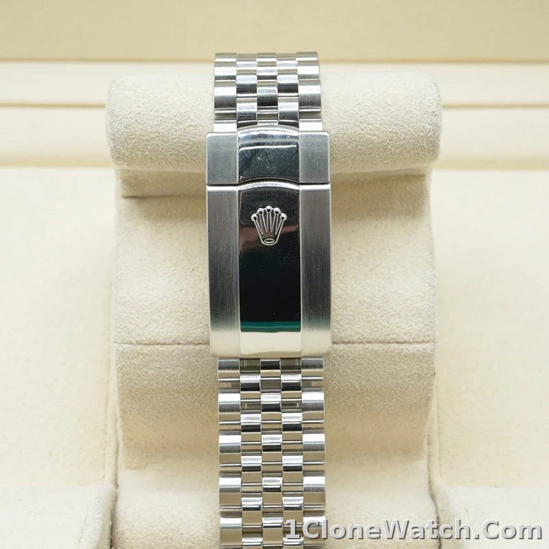 Rolex Datejust 41mm Blue Dial 126334 Jubilee Roman Dials - detail