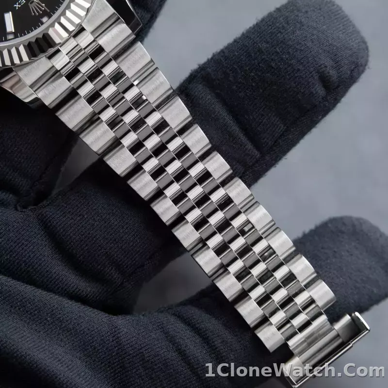 Superclone Rolex Sky-Dweller 42 mm Bright black Dial 336934 Jubilee - detail
