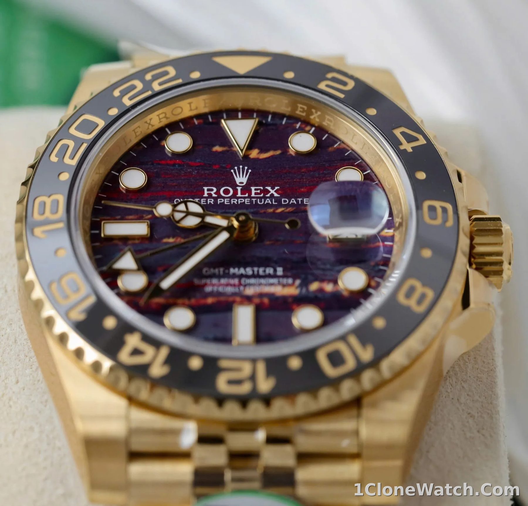 Superclone Rolex GMT-Master II 40 mm 126718GRNR Tiger Iron Dial - detail
