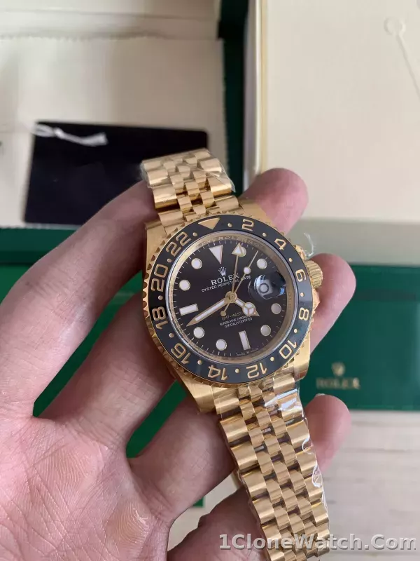 Superclone Rolex GMT-Master II 40 mm Black Dial 126718GRNR - detail