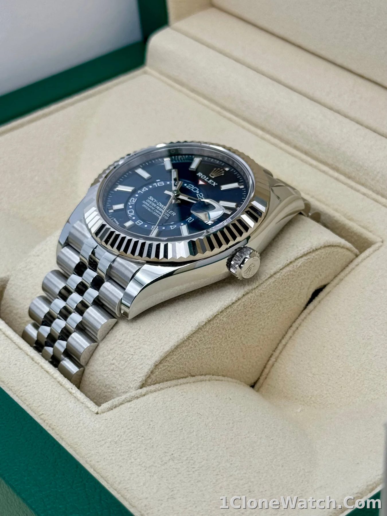 Superclone Rolex Sky-Dweller 42 mm Bright blue Dial 336934 Jubilee - detail