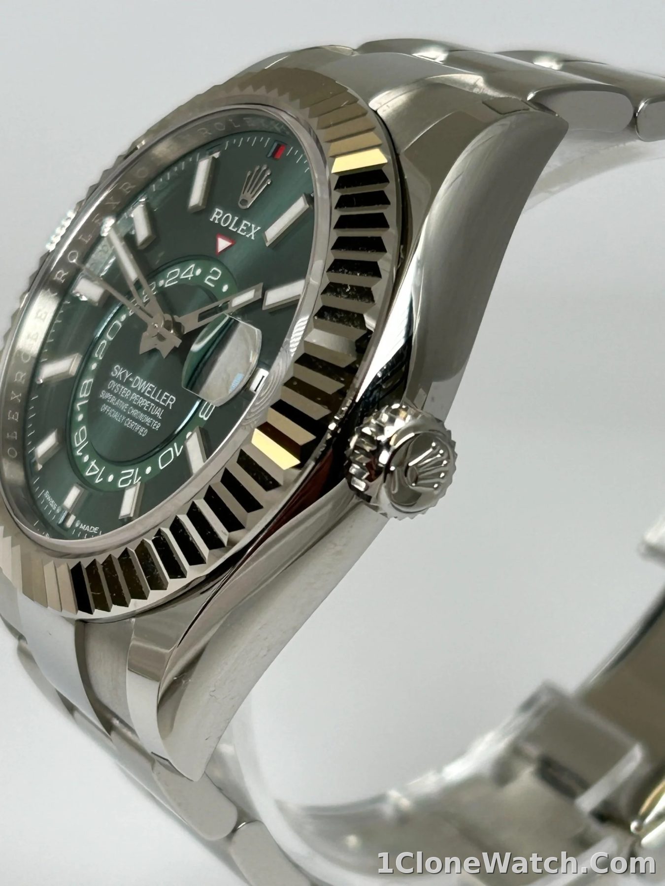 Superclone Rolex Sky-Dweller 42 mm Mint green Dial 336934 Oyster - detail