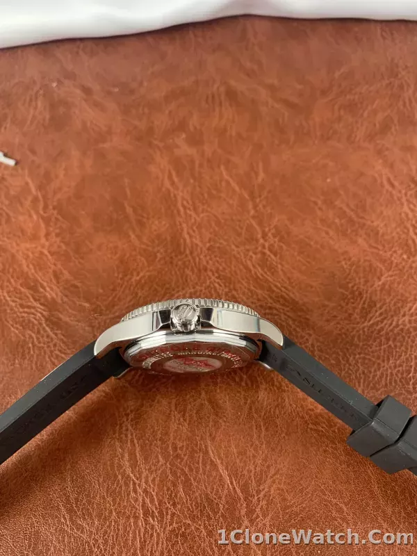Breitling Superocean II Volcano 44 A17392D71B1S2 - detail