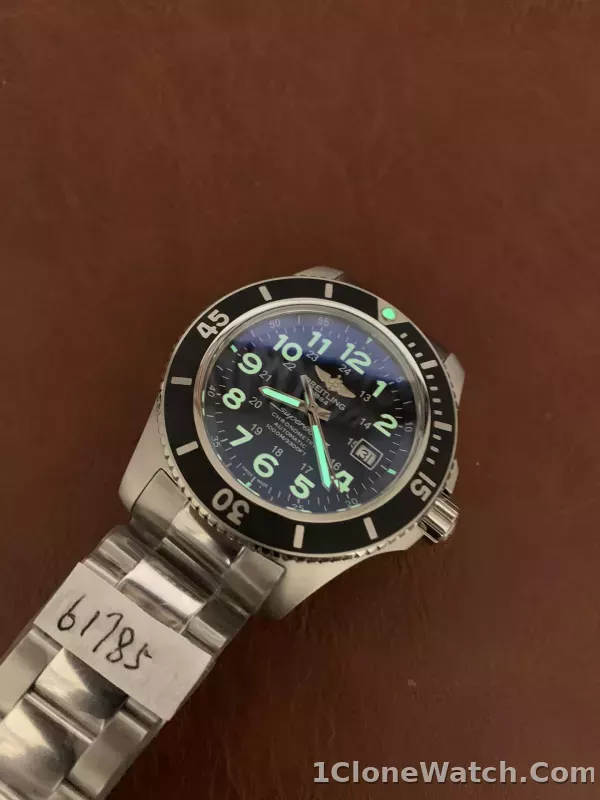 Breitling Superocean II Volcano 44 A17392D71B1A1 - detail