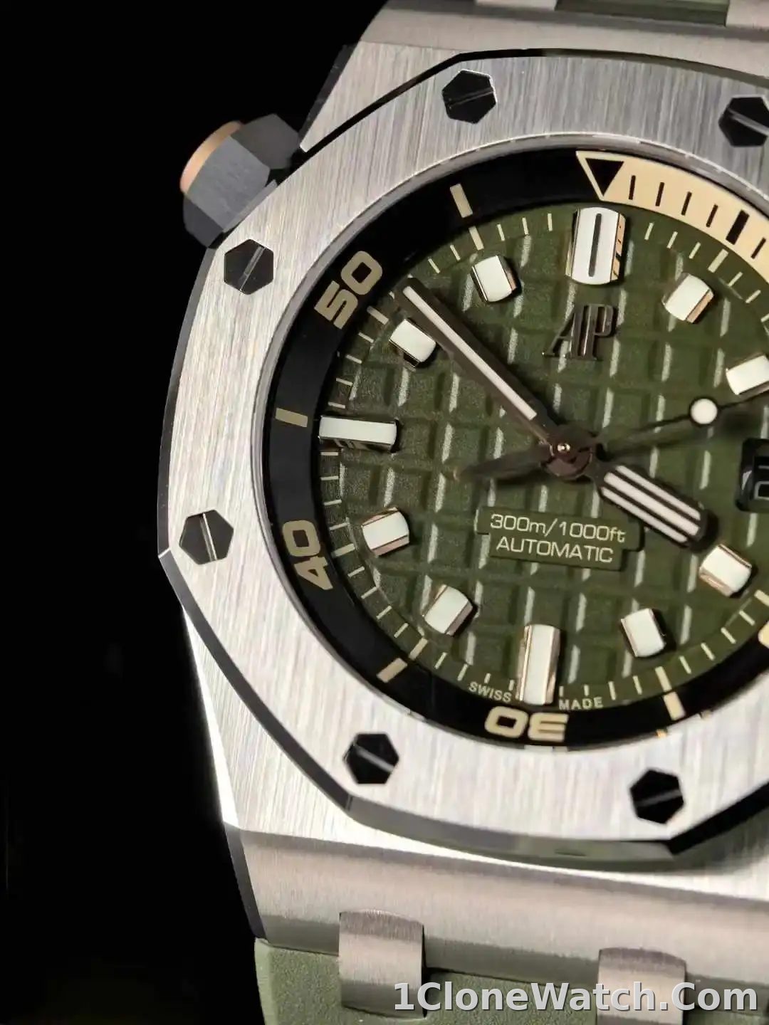 Audemars Piguet Royal Oak Offshore Diver Green 15710ST.OO.A052CA.01 - detail