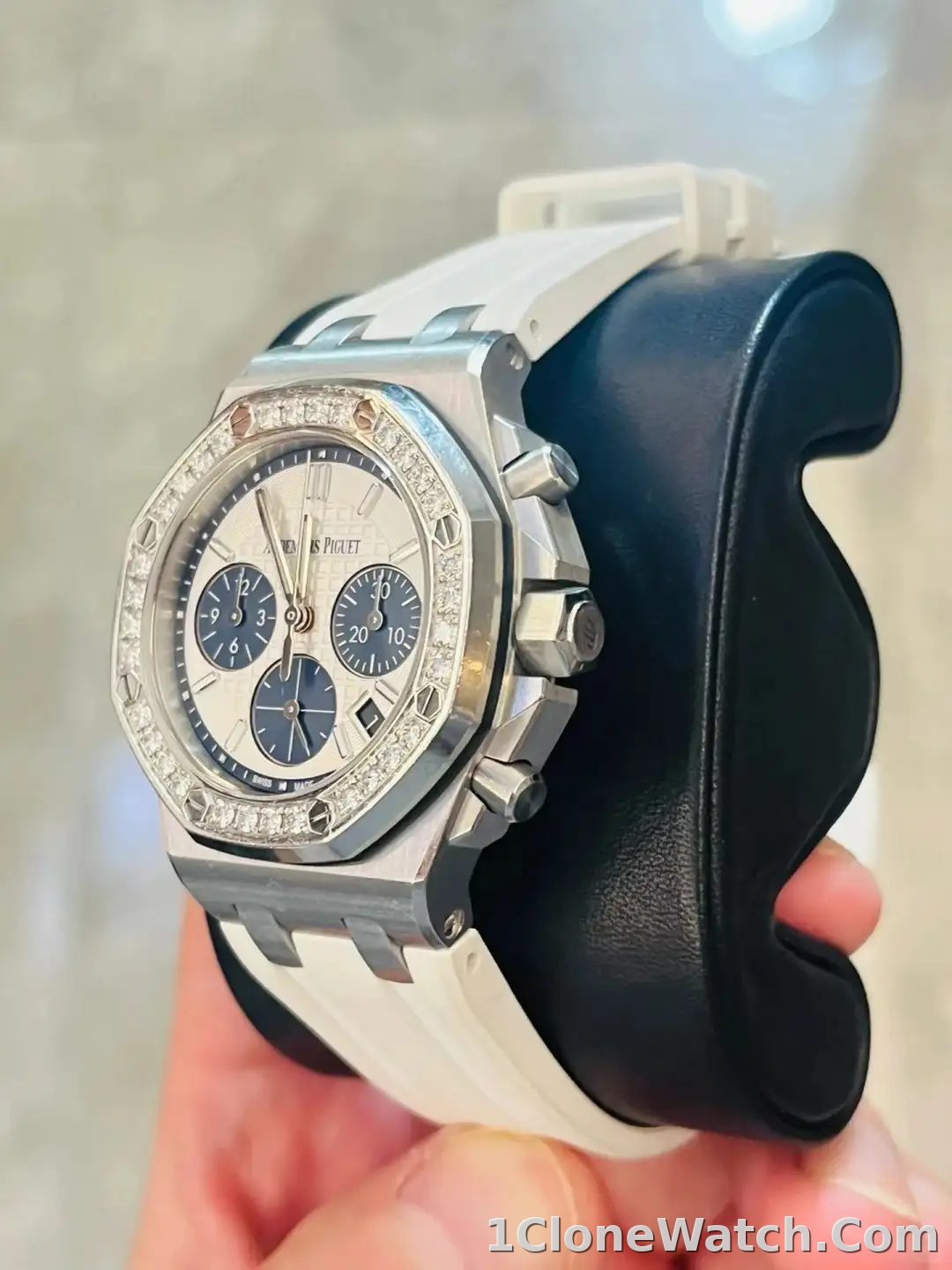 Audemars Piguet Royal Oak Offshore Selfwinding Chronograph Silver 26231ST.ZZ.D010CA.01 - detail