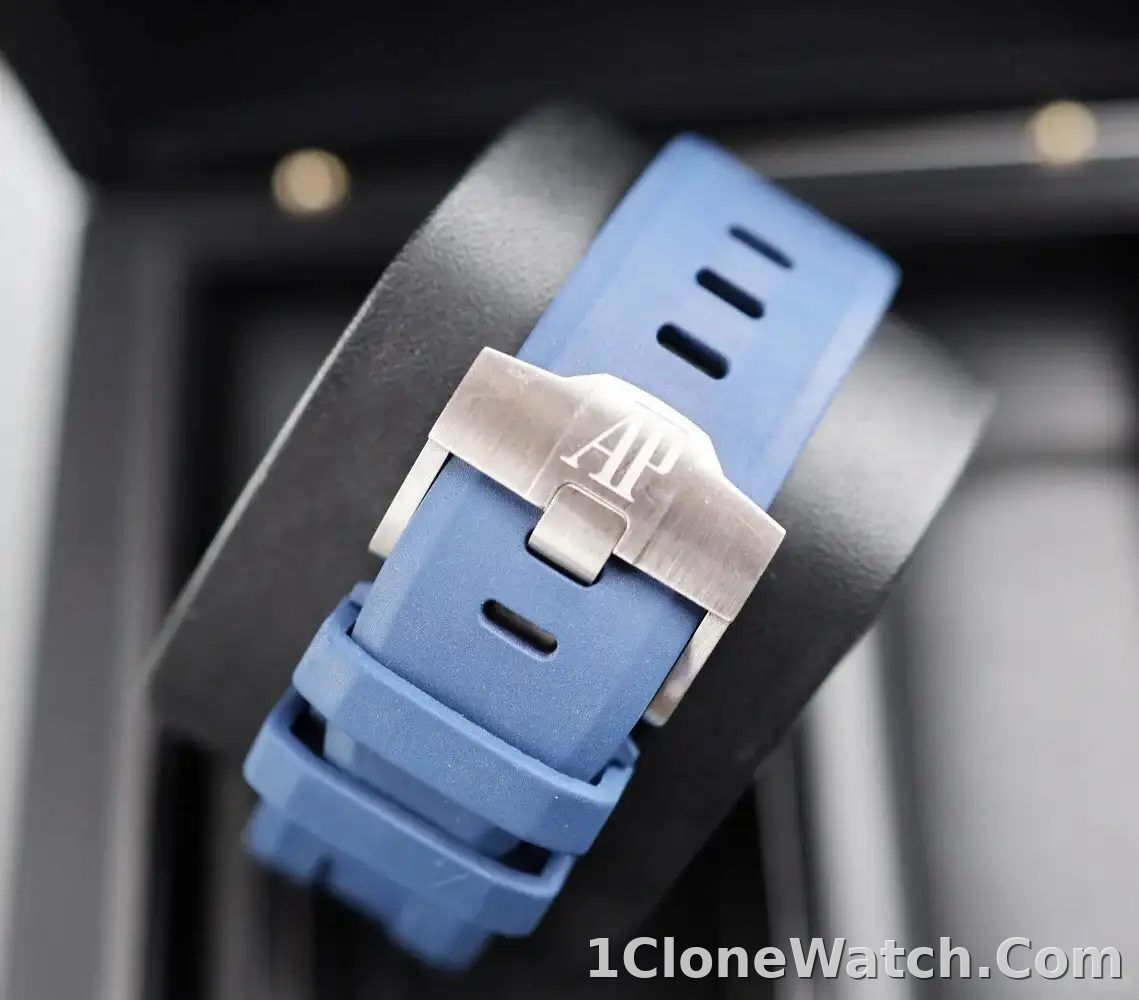 Audemars Piguet Royal Oak Offshore Diver Chronograph Blue 26703ST.OO.A027CA.01 - detail