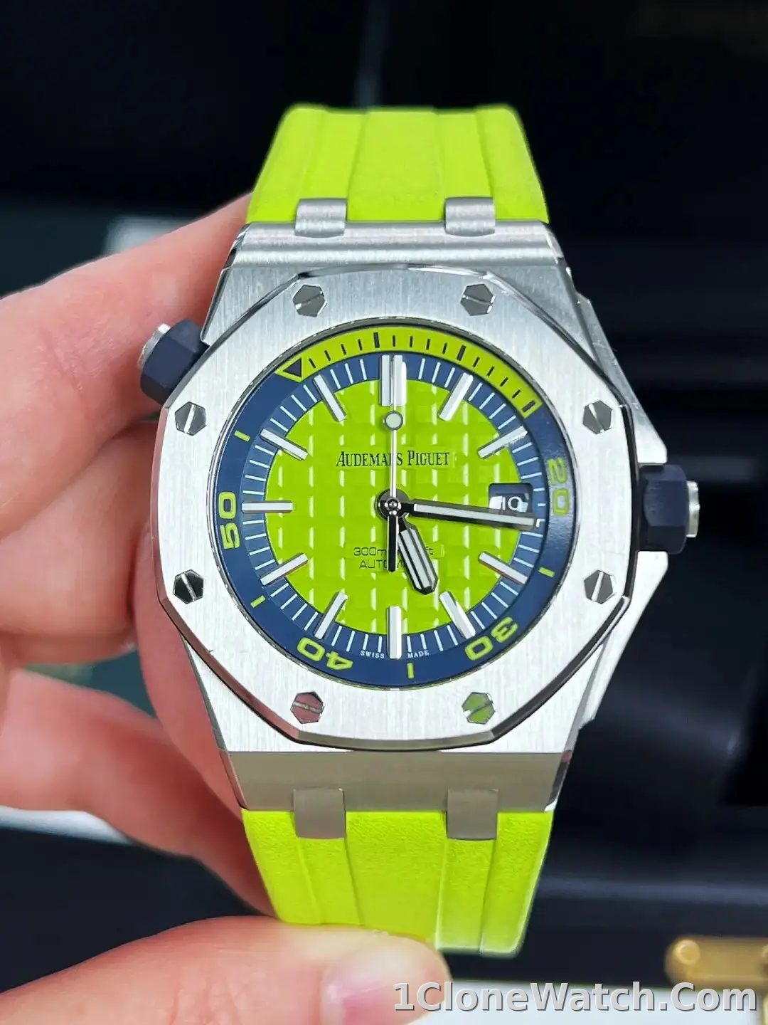 Audemars Piguet Royal Oak Offshore Diver Chronograph Green 26703ST.OO.A038CA.01 - detail
