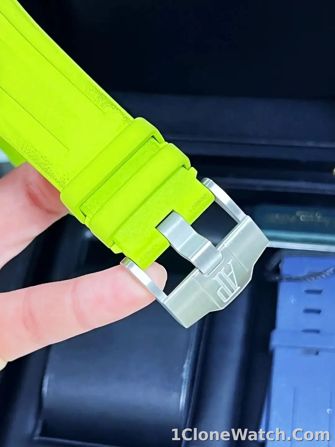 Audemars Piguet Royal Oak Offshore Diver Chronograph Green 26703ST.OO.A038CA.01 - detail