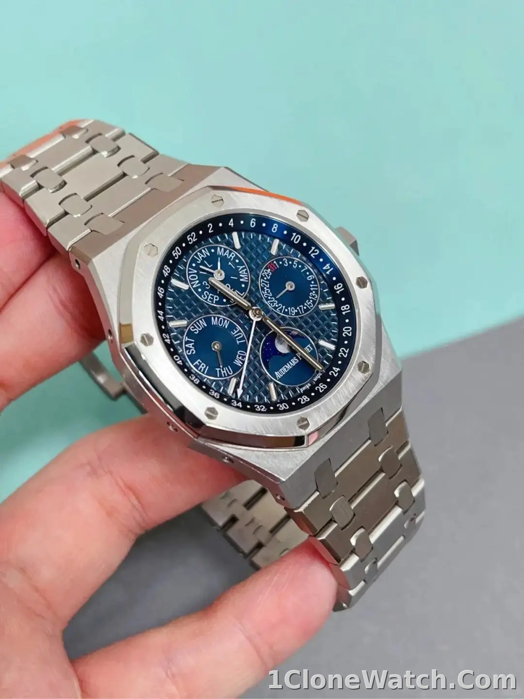 Audemars Piguet Royal Oak Perpetual Calendar Blue 26574ST.OO.1220ST.02 - detail