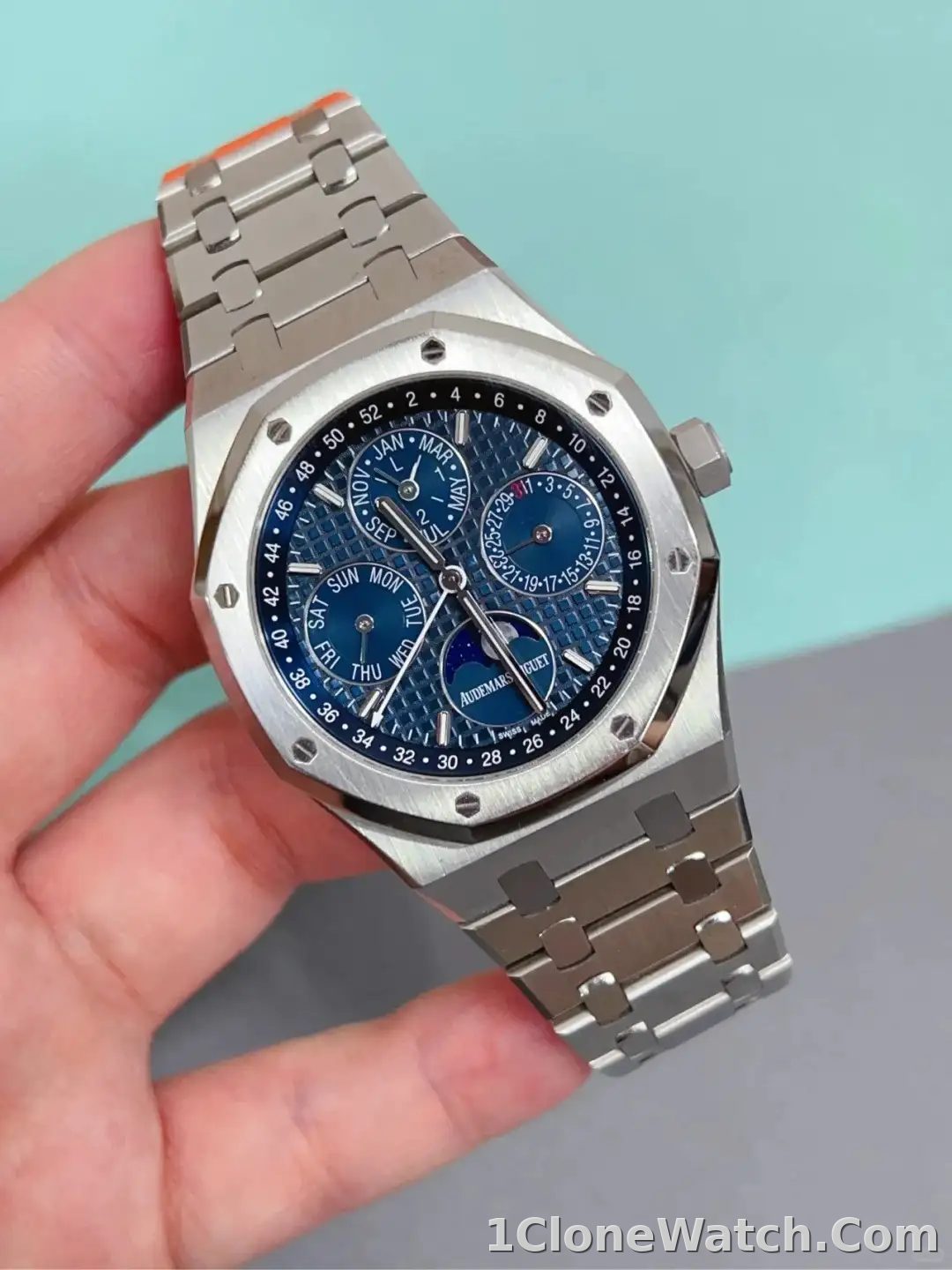 Audemars Piguet Royal Oak Perpetual Calendar Blue 26574ST.OO.1220ST.02 - detail