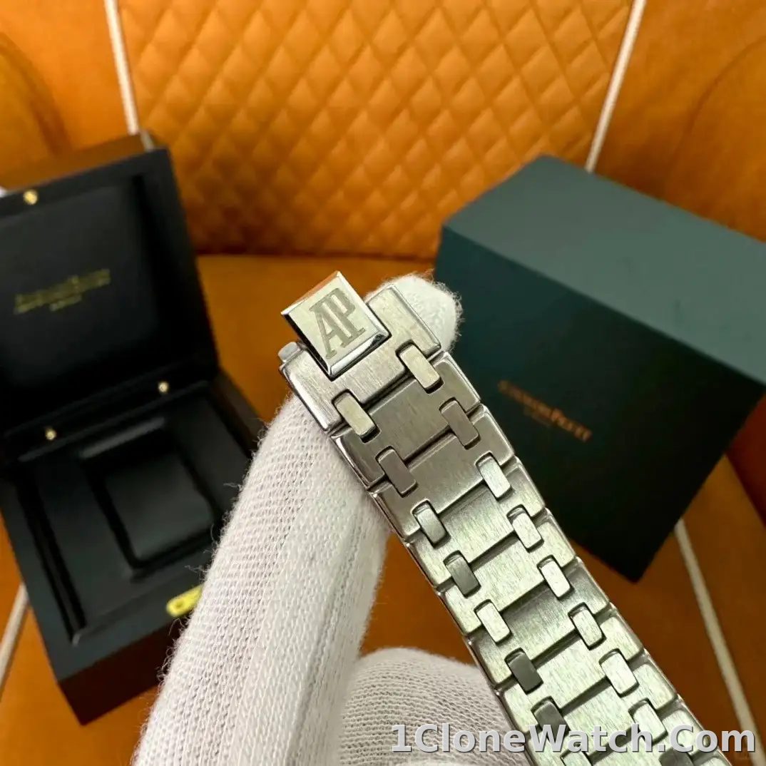 Audemars Piguet Royal Oak Selfwinding Black 15451ST.ZZ.1256ST.01 - detail