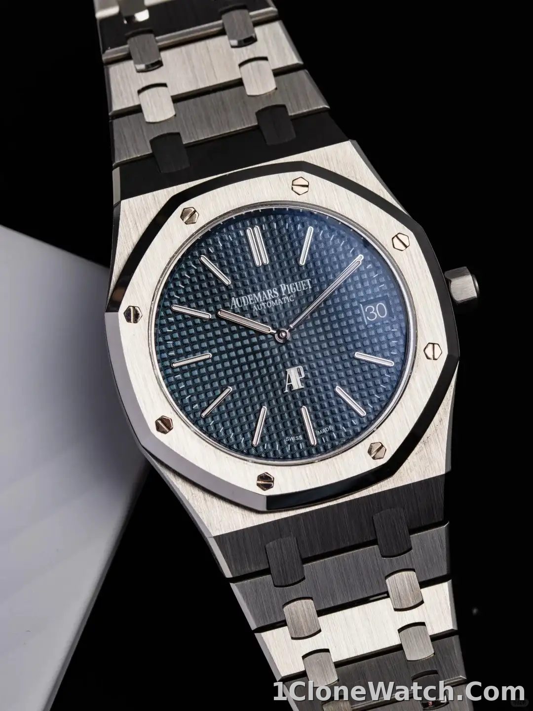 Audemars Piguet Royal Oak Jumbo Extra-Thin Blue 15202ST.OO.1240ST.01 - detail