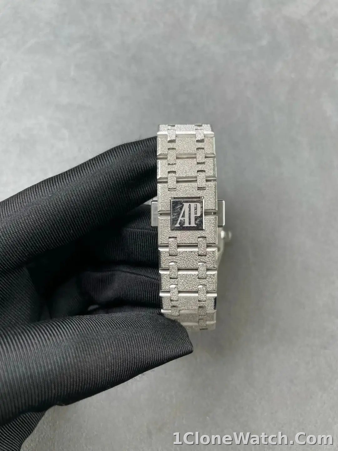 Audemars Piguet Royal Oak Frosted Gold Quartz Black 67653BC.GG.1263BC.02 - detail