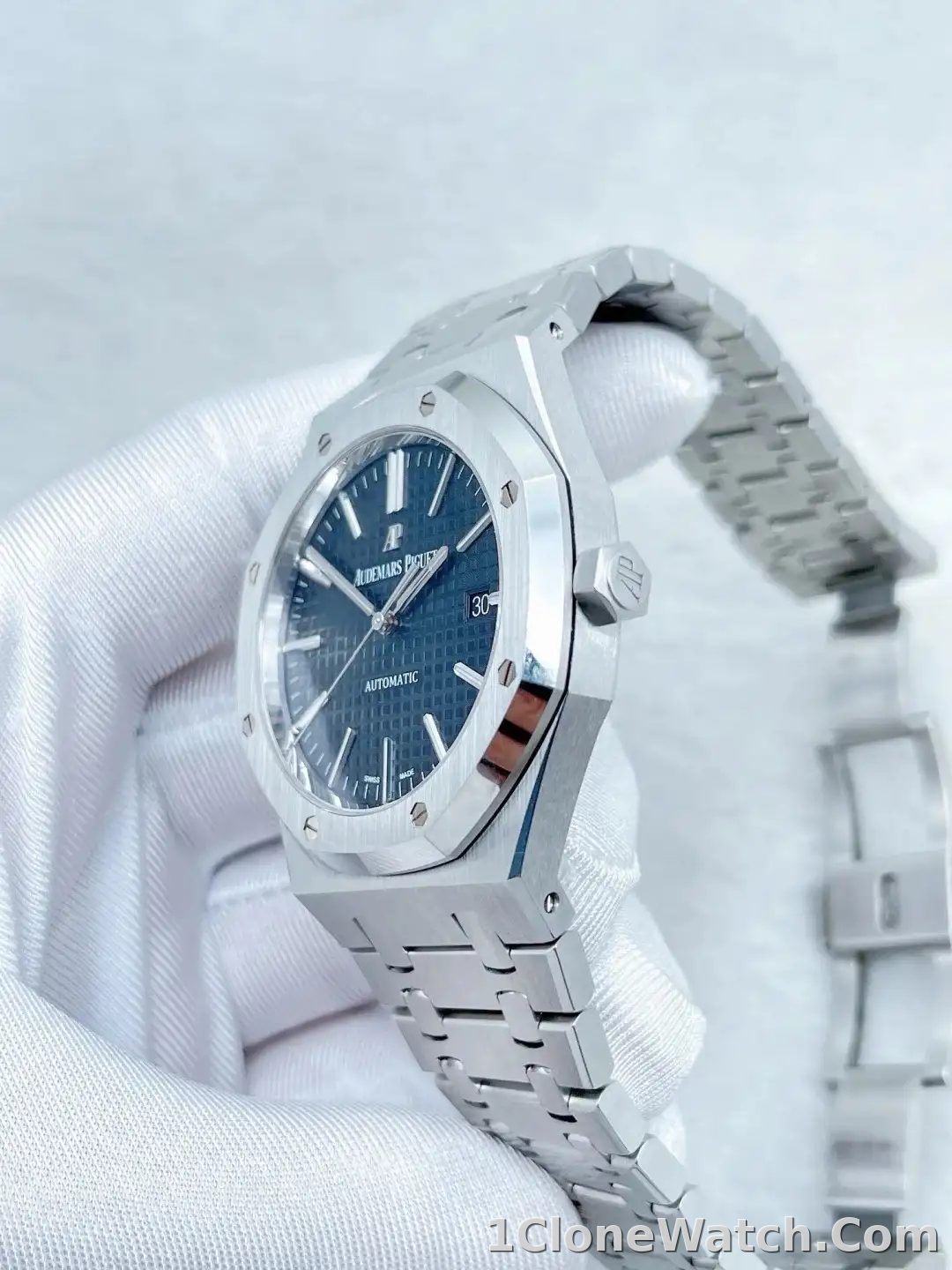 Audemars Piguet Royal Oak Selfwinding Blue 15400ST.OO.1220ST.03 - detail