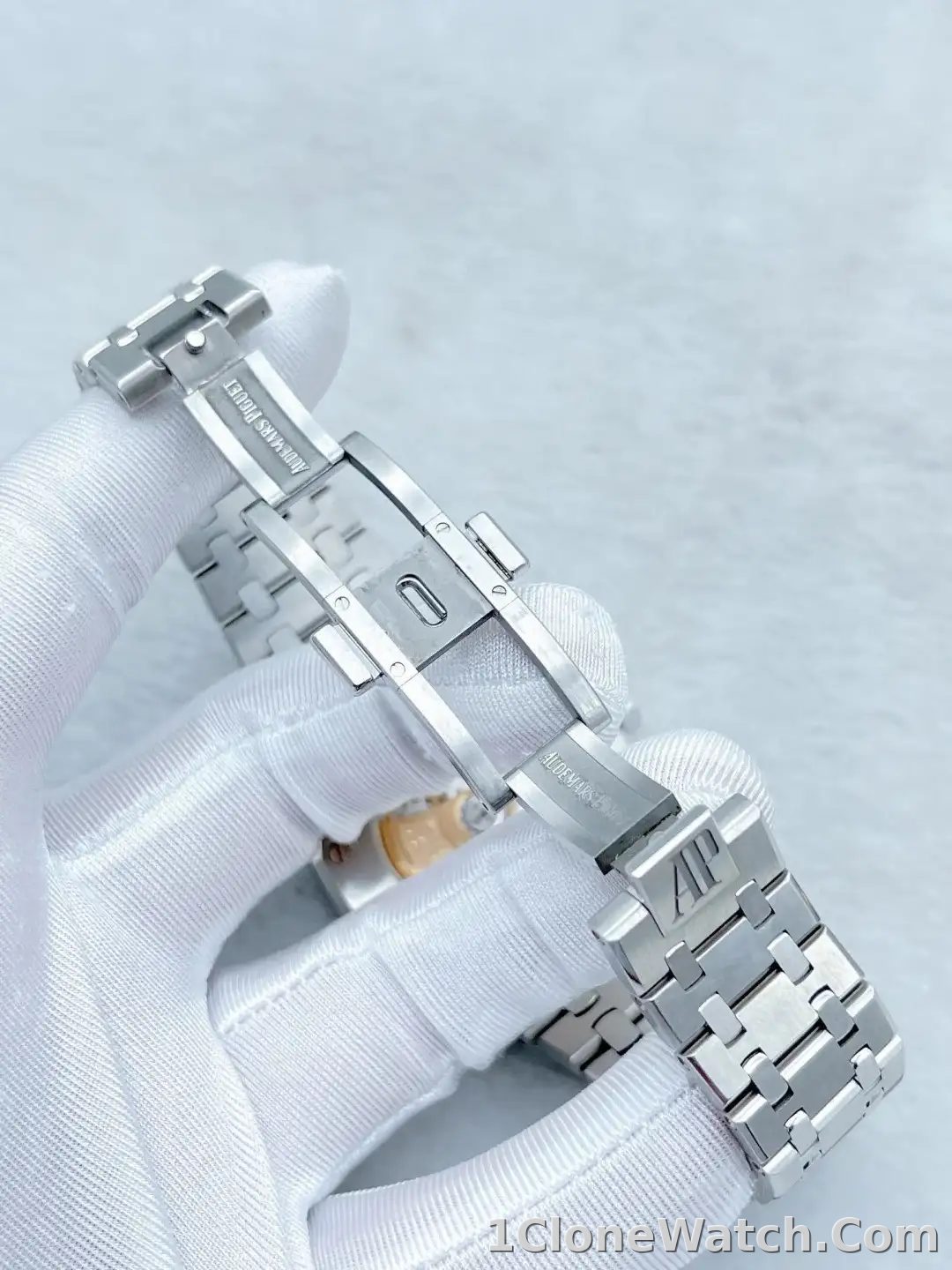Audemars Piguet Royal Oak Selfwinding Blue 15400ST.OO.1220ST.03 - detail