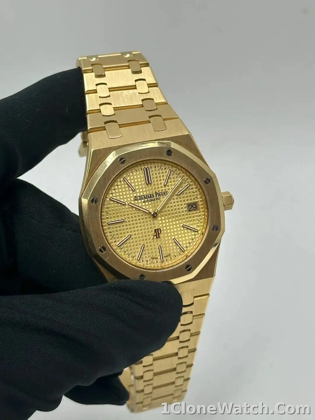 Audemars Piguet Royal Oak Jumbo Extra-Thin Gold 15202BA.OO.1240BA.02 - detail