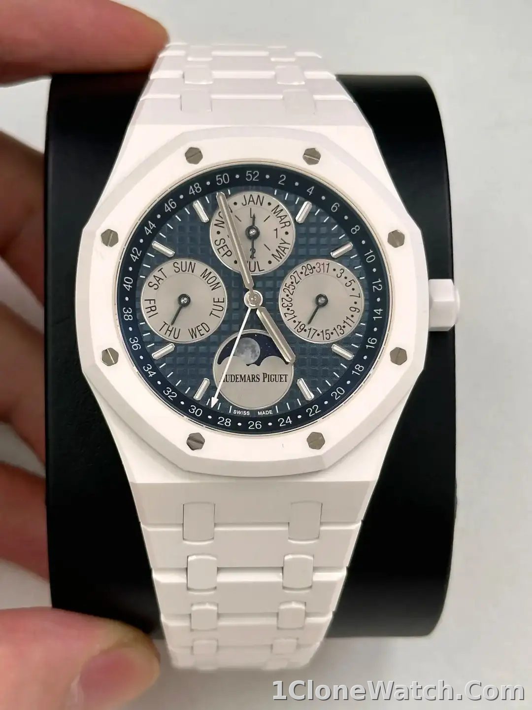 Audemars Piguet Royal Oak Perpetual Calendar Blue 26579CB.OO.1225CB.01 - detail