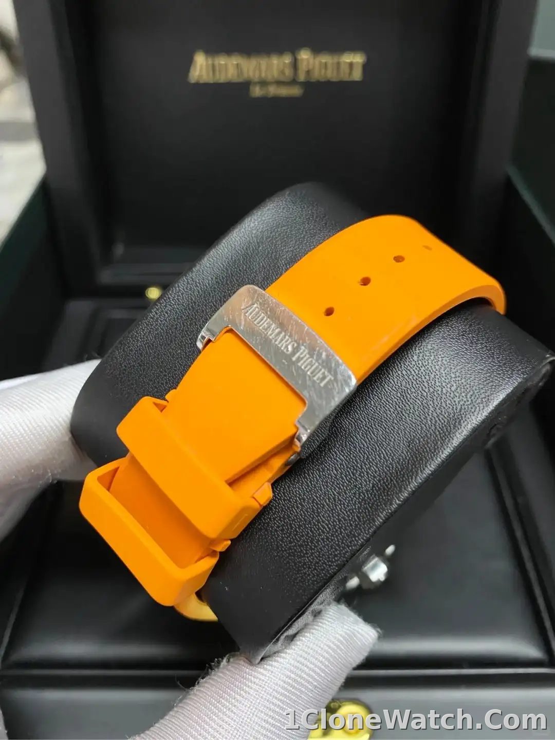 Audemars Piguet Royal Oak Offshore Selfwinding Chronograph Orange 26231ST.ZZ.D070CA.01 - detail