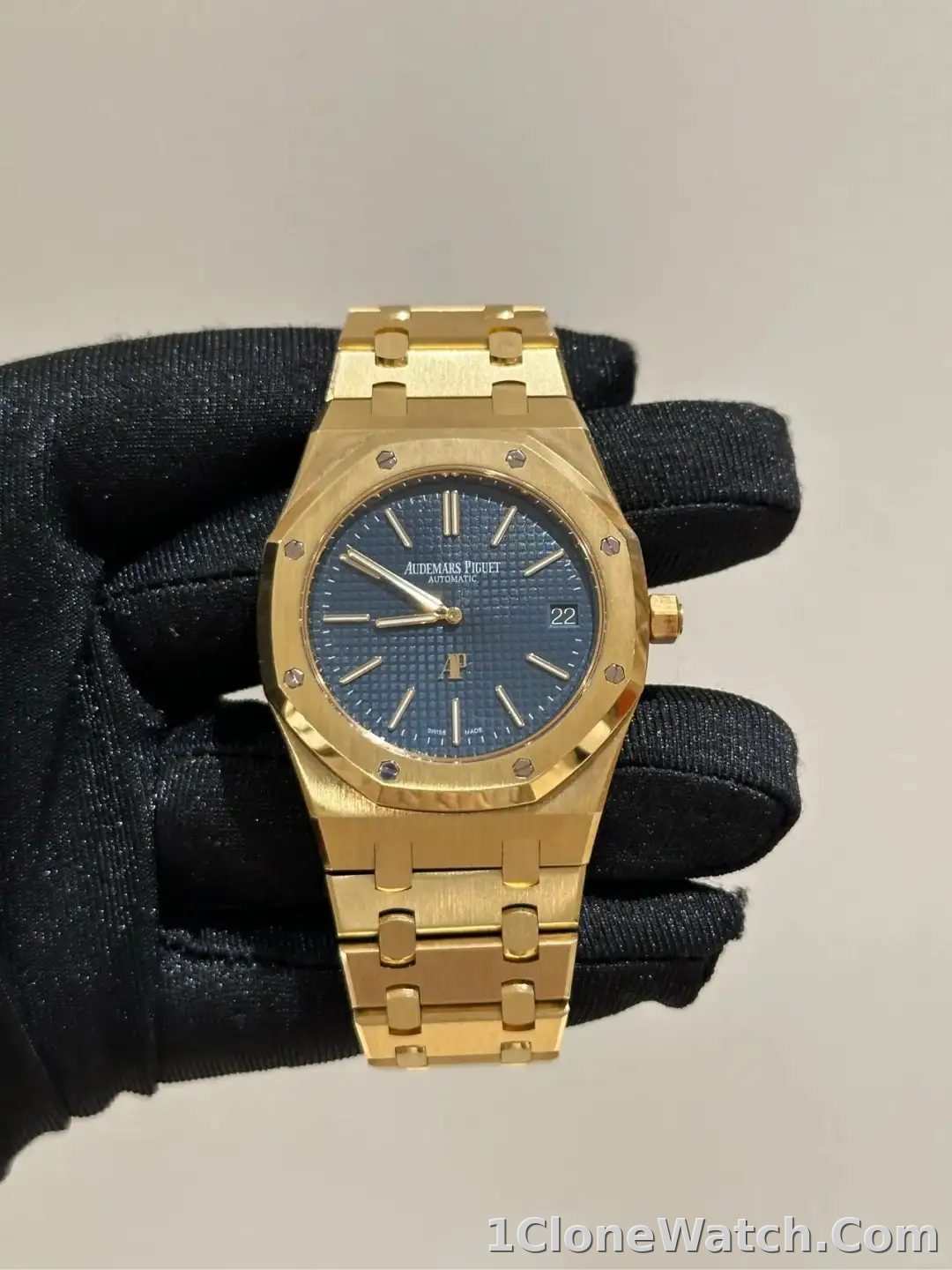 Audemars Piguet Royal Oak Jumbo Extra-Thin Blue 15202BA.OO.1240BA.01 - detail