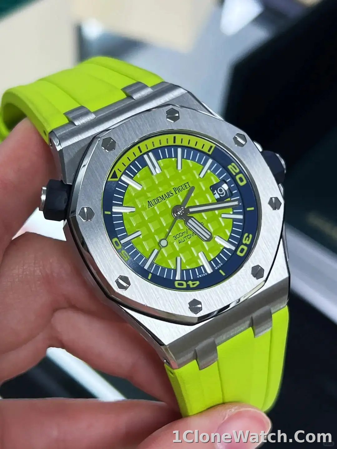 Audemars Piguet Royal Oak Offshore Diver Chronograph Green 26703ST.OO.A038CA.01 - detail