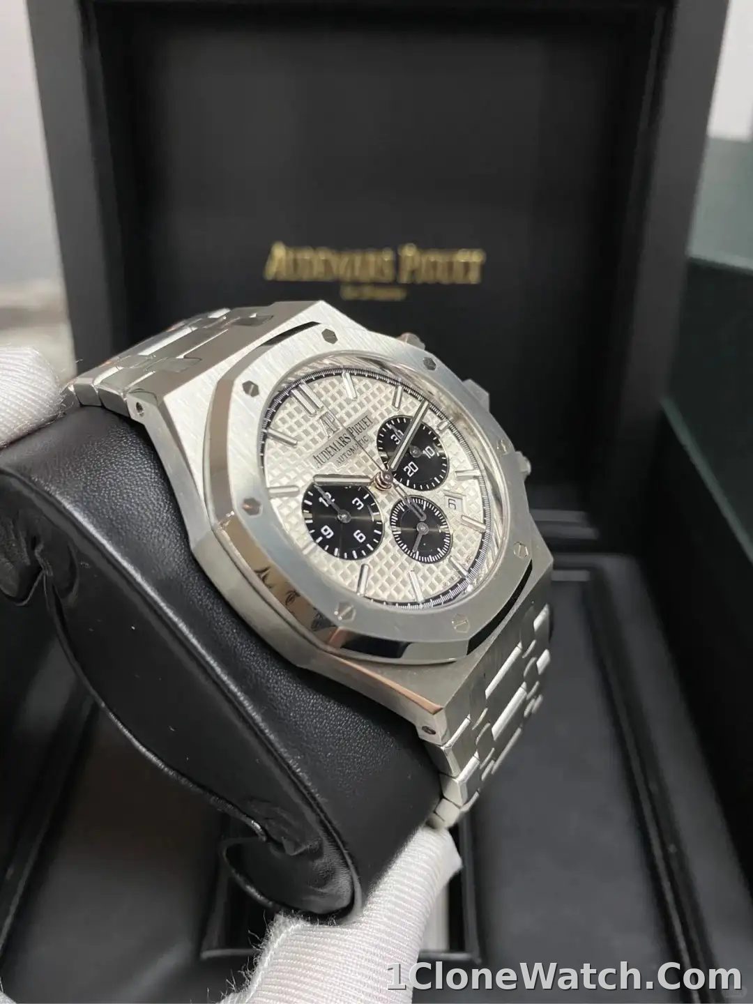 Audemars Piguet Royal Oak Selfwinding Chronograph Silver 26331ST.OO.1220ST.03 - detail