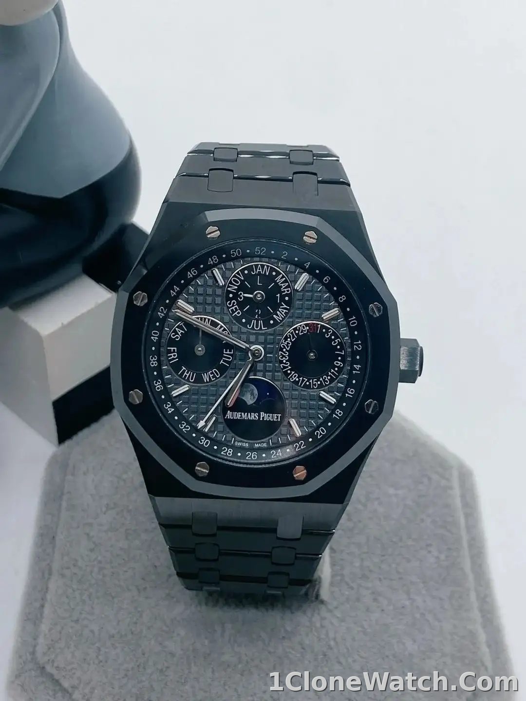 Audemars Piguet Royal Oak Perpetual Calendar Gray 26579CE.OO.1225CE.01 - detail
