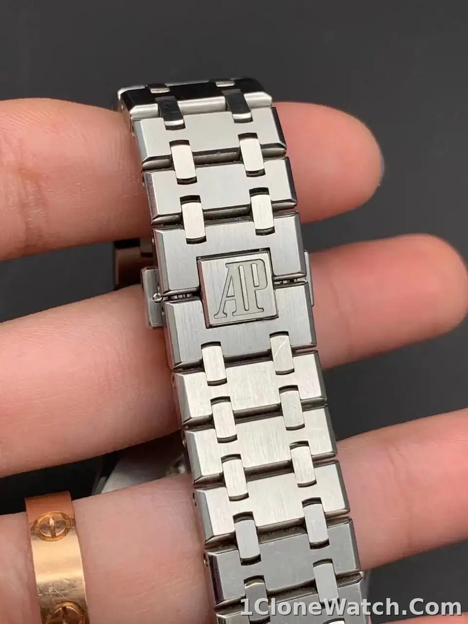 Audemars Piguet Royal Oak Selfwinding Silver 15400ST.OO.1220ST.02 - detail