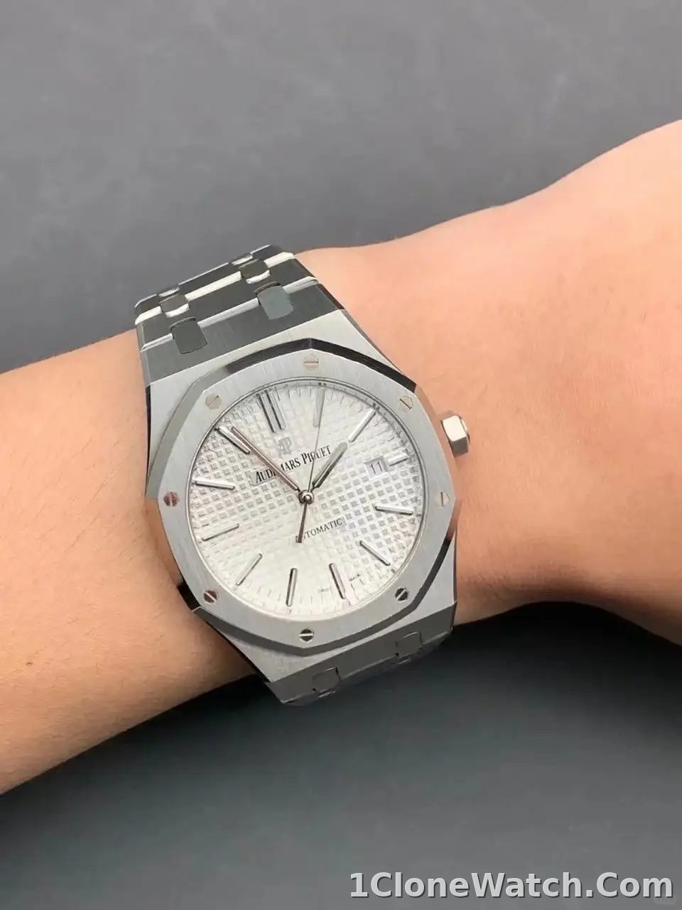 Audemars Piguet Royal Oak Selfwinding Silver 15400ST.OO.1220ST.02 - detail